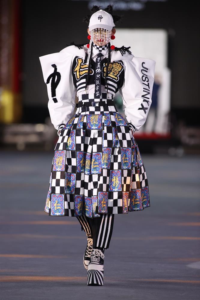 batch_4. 周裕穎以寺廟彩繪為靈感,在作品中融合漫畫網點、放射線條、波紋、棋盤格等元素,創作出結合街頭龐克、運動,與廟宇工藝的新形態服裝造型。 batch_4. 周裕穎以寺廟彩繪為靈感,在作品中融合漫畫網點、放射線條、波紋、棋盤格等元素,創作出結合街頭龐克、運動,與廟宇工藝的新形態服裝造型。