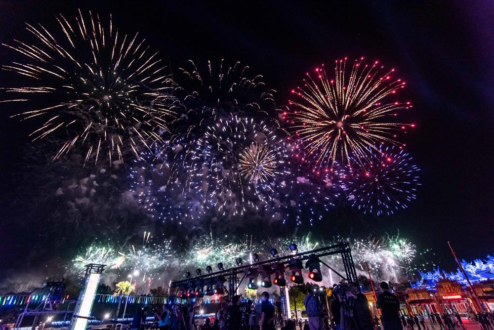 8.在大秀結尾,驚艷的煙火表演為觀眾帶來另一場視覺盛宴 8.在大秀結尾,驚艷的煙火表演為觀眾帶來另一場視覺盛宴