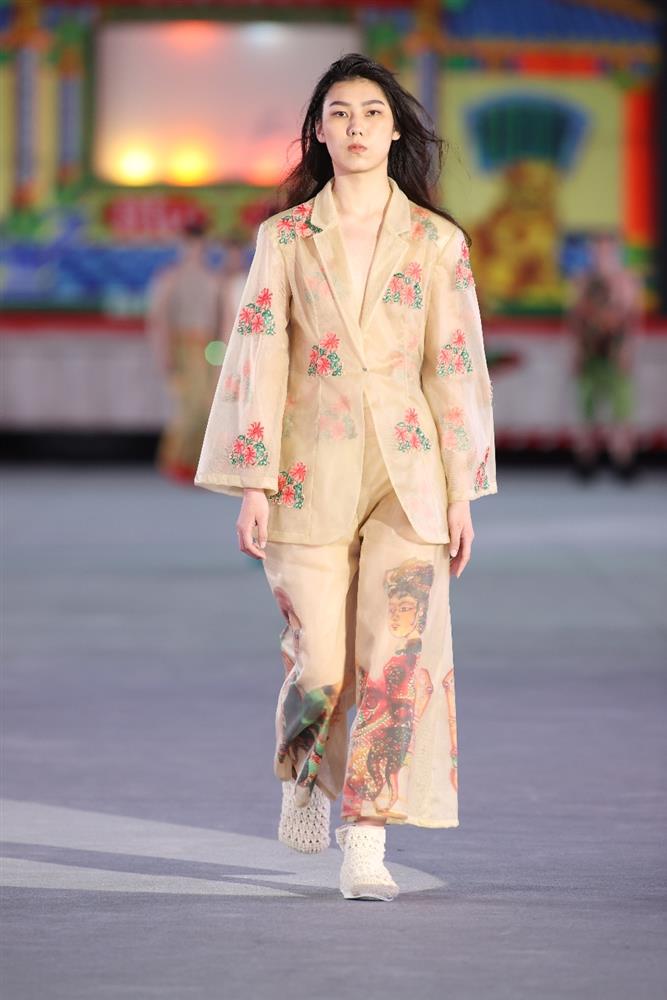 batch_3 設計師唐宗謙以東華皮影戲團老劇本為靈感,將傳統元素轉化具有現代生命力。 batch_3 設計師唐宗謙以東華皮影戲團老劇本為靈感,將傳統元素轉化具有現代生命力。