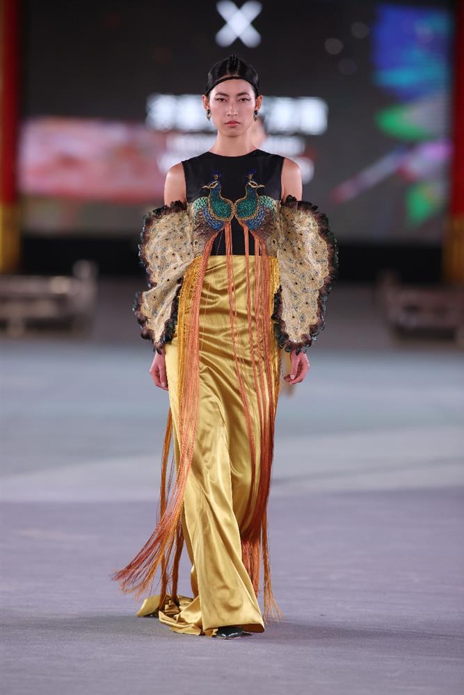 batch_7. 簡君嫄二次創作漆藝大師王清霜的作品,以草圖勾勒出服裝輪廓,深入版型設計的核心,並運用高端服裝的製作手法層層堆疊,融入漆藝家不朽的匠藝的精神。 batch_7. 簡君嫄二次創作漆藝大師王清霜的作品,以草圖勾勒出服裝輪廓,深入版型設計的核心,並運用高端服裝的製作手法層層堆疊,融入漆藝家不朽的匠藝的精神。