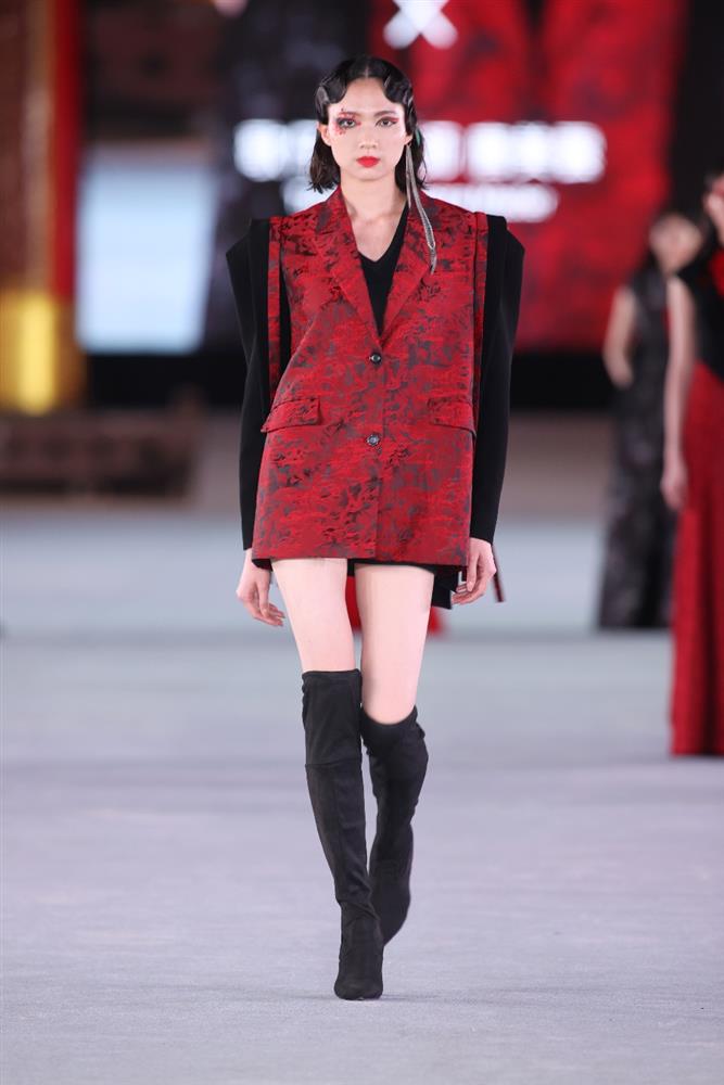 batch_6. 潘怡良融合歌仔戲特有的音律、造型、色彩、圖案等元素,並將擅長的織紋圖騰設計創造出獨特文化特徵的時尚服飾。 batch_6. 潘怡良融合歌仔戲特有的音律、造型、色彩、圖案等元素,並將擅長的織紋圖騰設計創造出獨特文化特徵的時尚服飾。