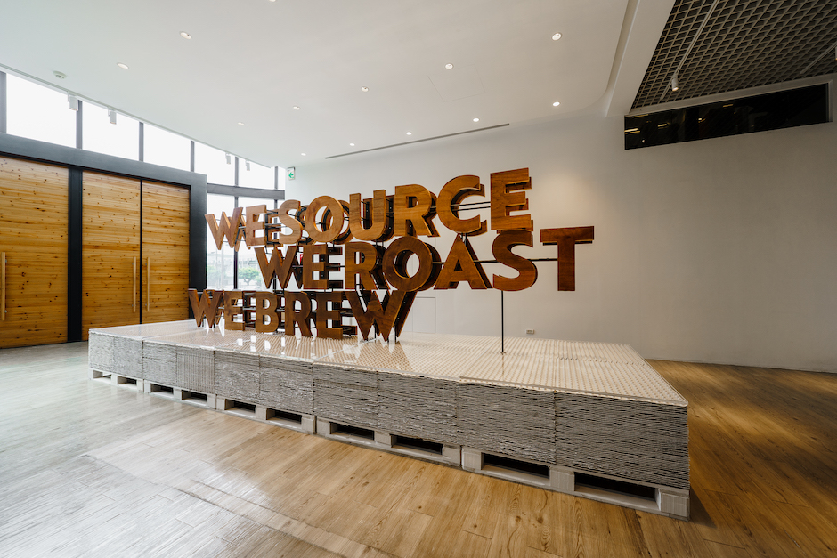 ZONE A｜象徵企業整合式的咖啡服務精神WE SOURCE, WE ROAST, WE BREW.