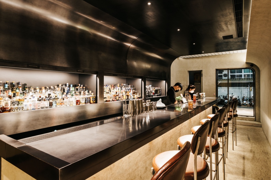 小檔嘉義casa酒吧在嘉義超過十年資歷的CASA以洗鍊的黑灰之姿嶄新再現