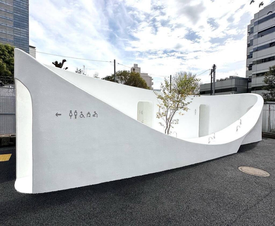 純白的外觀除了點亮周圍環境,亦是提升醒目度的手法之一。(圖片來源:Sou Fujimoto藤本壮介Twitter) 純白的外觀除了點亮周圍環境,亦是提升醒目度的手法之一。(圖片來源:Sou Fujimoto藤本壮介Twitter)