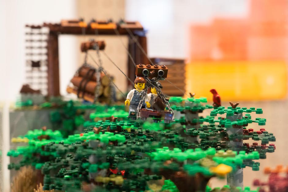 樂高積木專家戴樂高老師打造了逼真的伏地索道模型，還原日治時代林場的老照片場景，讓遊客可以理解過去木材運輸的情境