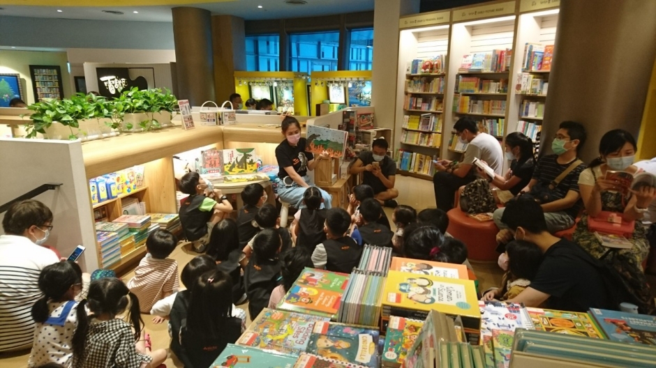 batch_圖1. 全台誠品書店逾40場兒童說故事活動北中南接力串連，滿檔兼具趣味與教育意義的兒童系列活動，讓小朋友邊玩邊學！