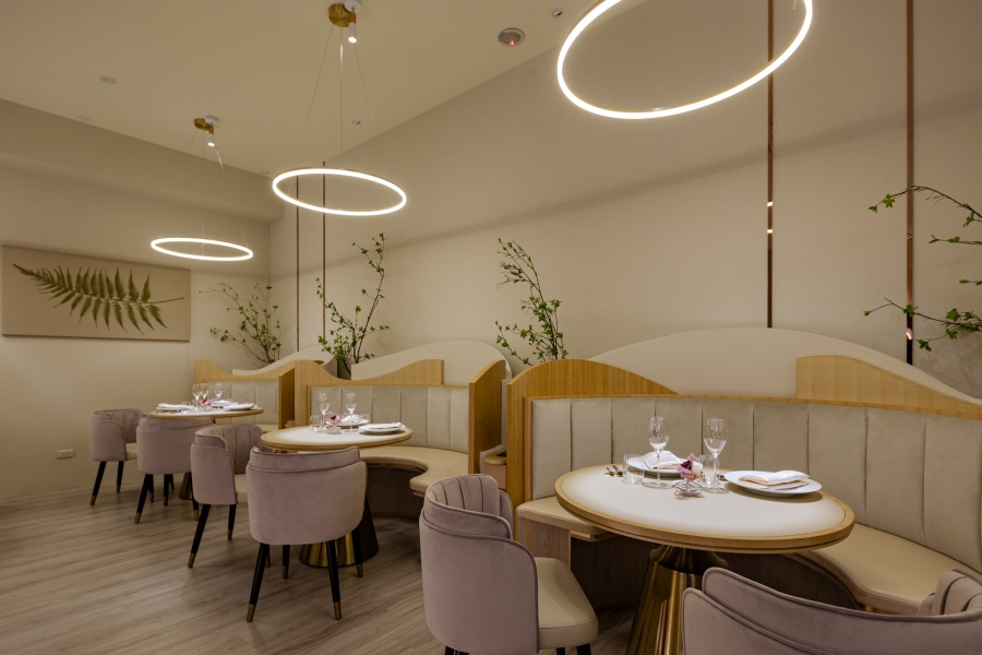 batch_方蒔 the FRONT HOUSE空間以竹子與蚵殼粉末作為主牆面材質，點綴植栽增添綠意