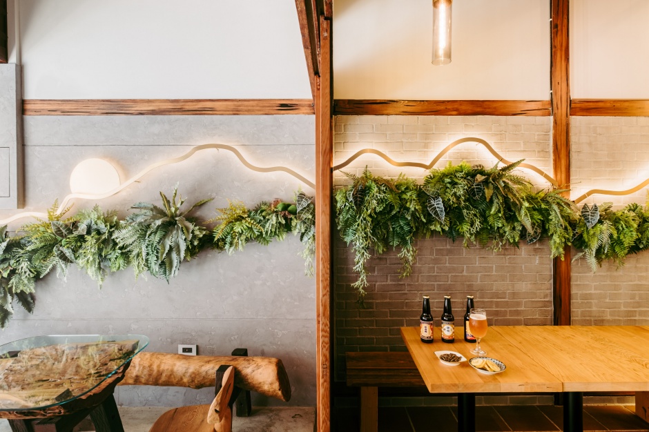 小檔聰明吧牆面是延伸入內的阿里山稜線，特別選用金屬元件彷彿是清晨探出頭的日出光芒