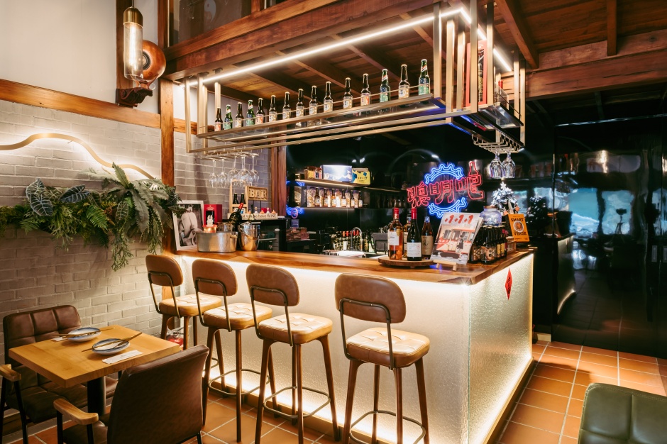 小檔聰明吧空間採用大量的木製家具呼應過往嘉義的木業興榮