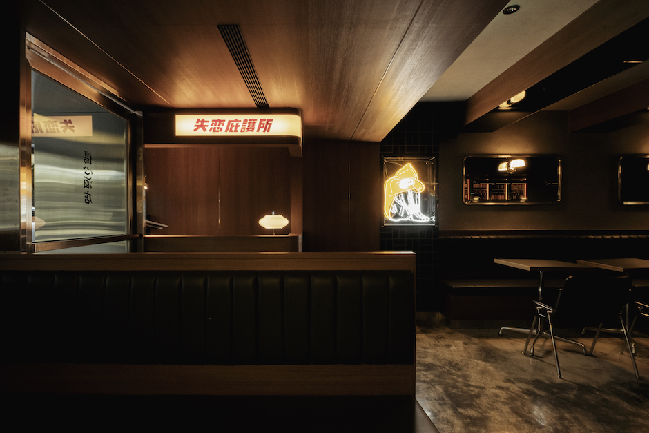 傷心酒店設計風格以日本銀座的小酒館為靈感，室內空間以木質感原色搭配素色瓷磚設計 (6)