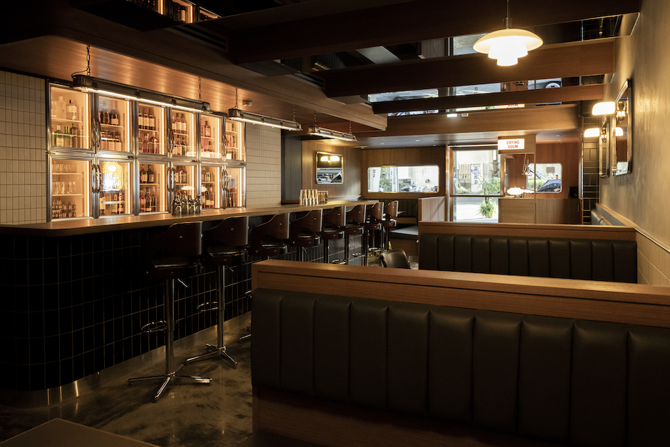 傷心酒店設計風格以日本銀座的小酒館為靈感，室內空間以木質感原色搭配素色瓷磚設計 (13)