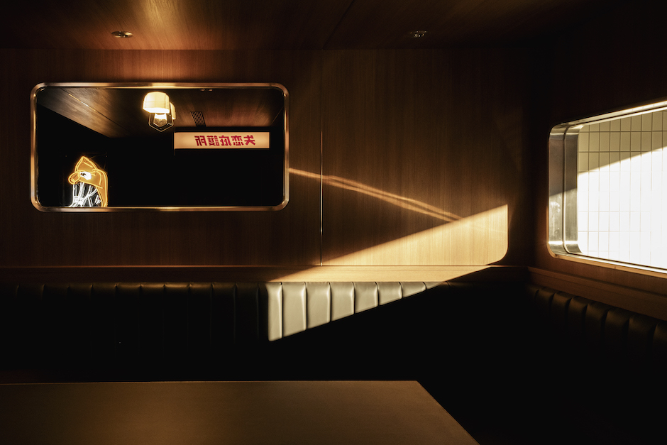 傷心酒店設計風格以日本銀座的小酒館為靈感，室內空間以木質感原色搭配素色瓷磚設計 (8)