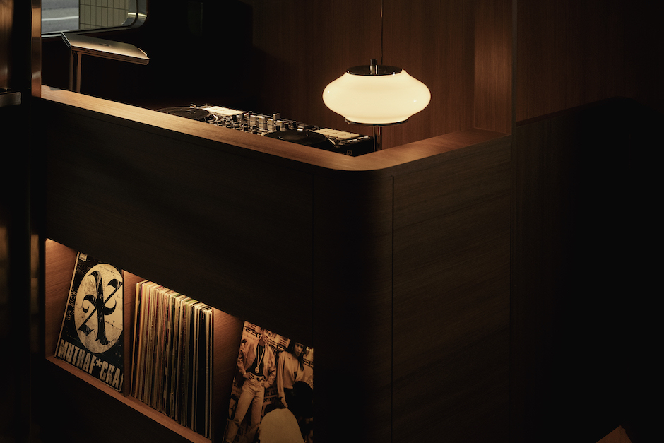 傷心酒店內的失戀庇護所駐場DJ響起台日老式情歌，讓都市男女自在的宣洩情緒 (5)