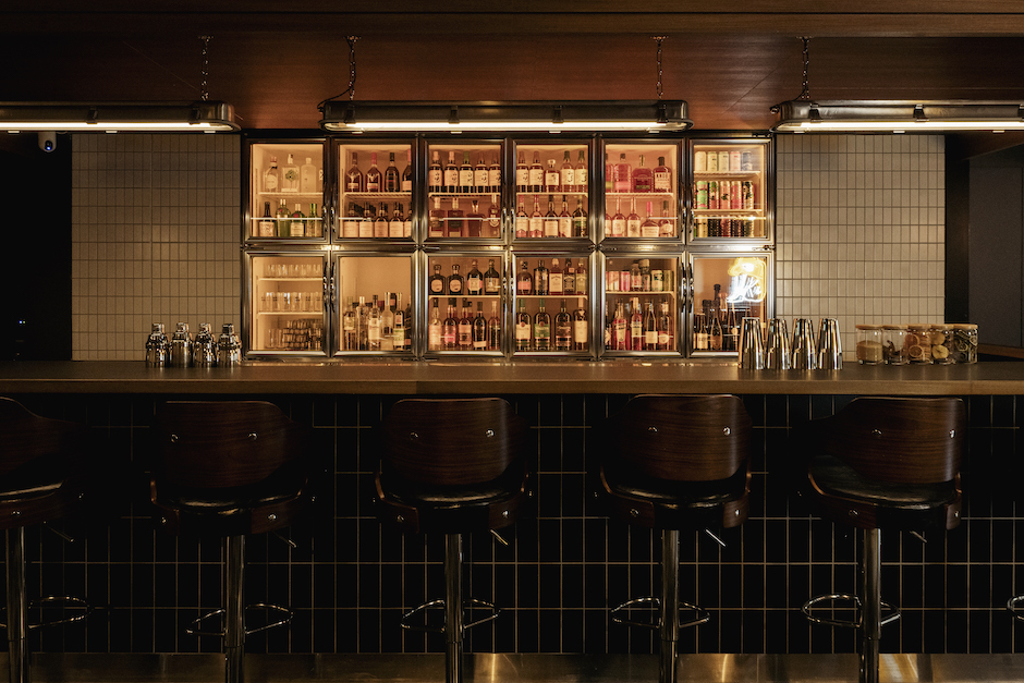 傷心酒店設計風格以日本銀座的小酒館為靈感，室內空間以木質感原色搭配素色瓷磚設計 (10)