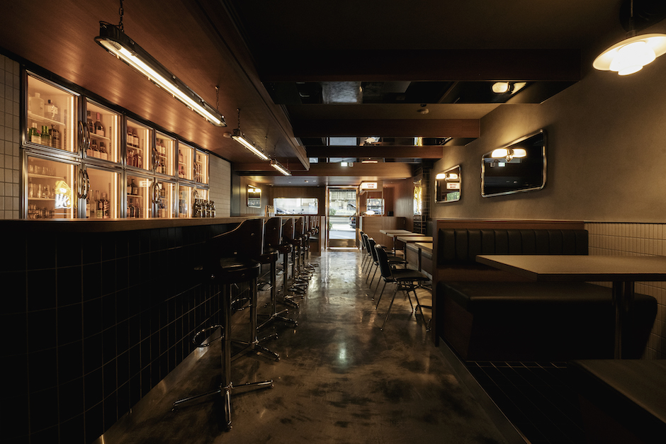 傷心酒店設計風格以日本銀座的小酒館為靈感，室內空間以木質感原色搭配素色瓷磚設計 (1)