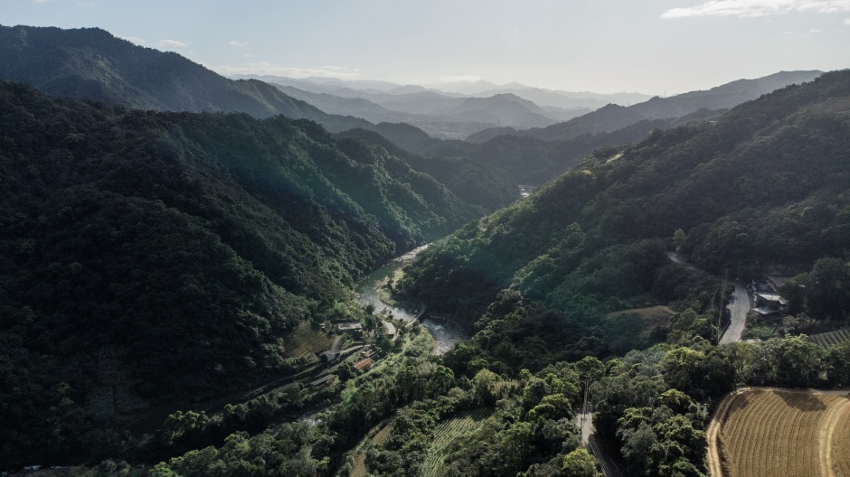 小檔03_茶山繚療—坪林位在環山的河谷、北勢溪流貫的境地「茶山繚療」是為推廣新北茶山文化與永續發展為目標的療癒山城新品牌；計畫從梳理地方脈絡到重塑地域特質，結合了生態教育、茶產業文化、旅遊體驗等切點，引領民眾走入自然與人文交織而成的茶山風景。