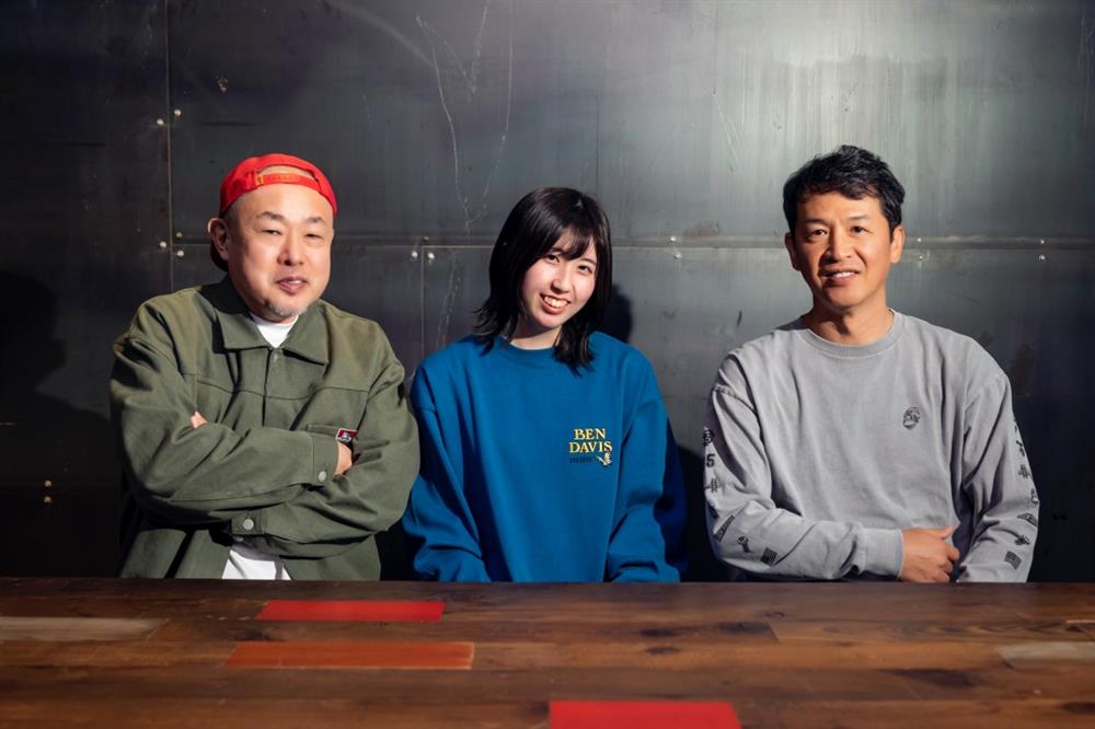 左起米原康正、葵、赤松社長