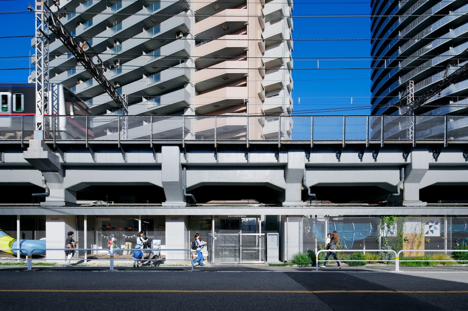 東京町屋高架下保育園_高架橋下幼兒園_秋山隆浩建築設計事務所_02