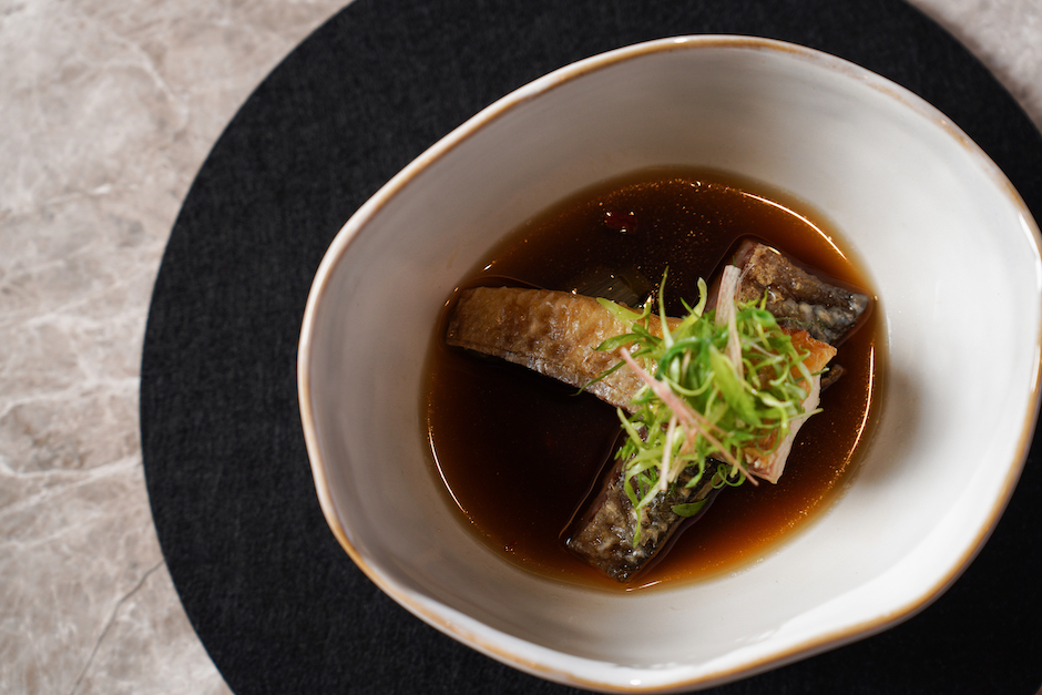 圖四.冬季的午仔魚肉質細緻、油脂豐富，以小火慢煎直至魚鱗成金黃色，並帶有酥脆口感