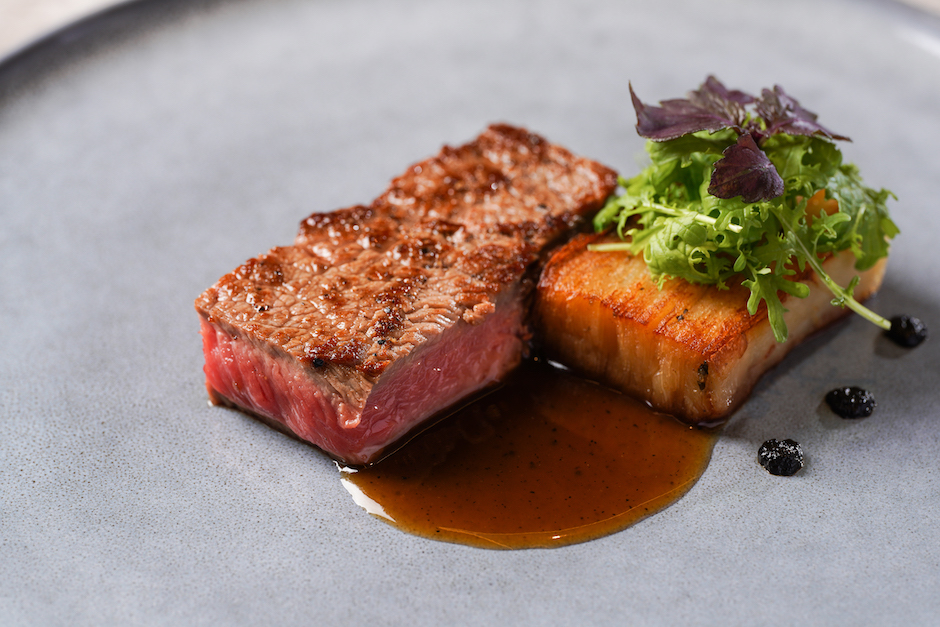 圖六.特選台灣牛肉，並以鐵板料理至三分熟，附上層層堆疊的手工馬鈴薯千層。