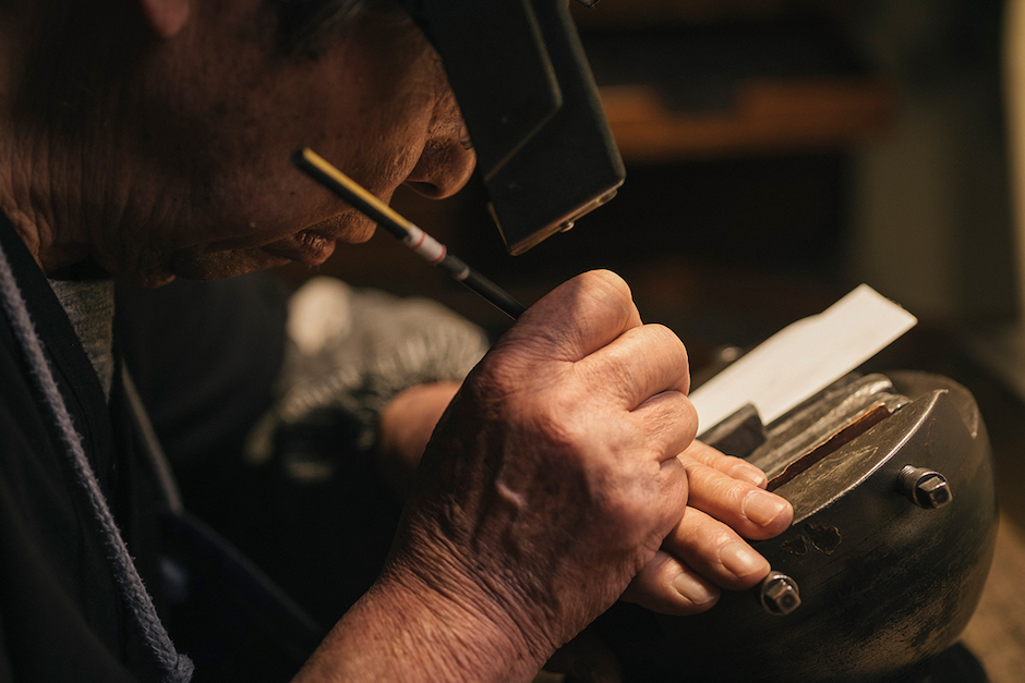 百年歷史伊藤鋼雕刻所第三代傳人伊藤充浩，進行極具挑戰的錺金具手工技法雕刻工事