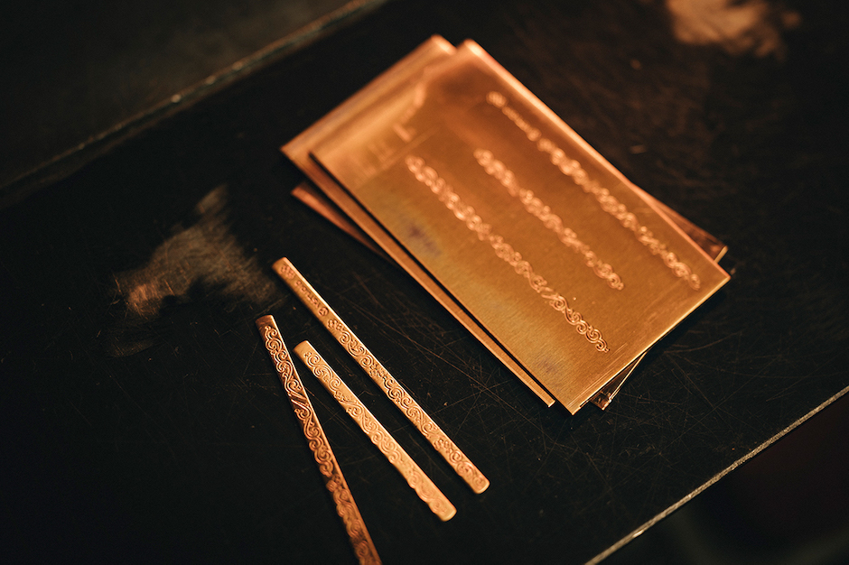 筆身的雕紋設計以蘭花點綴於蜿蜒的蔓草之中，呼應著日本千年傳統工藝的故事