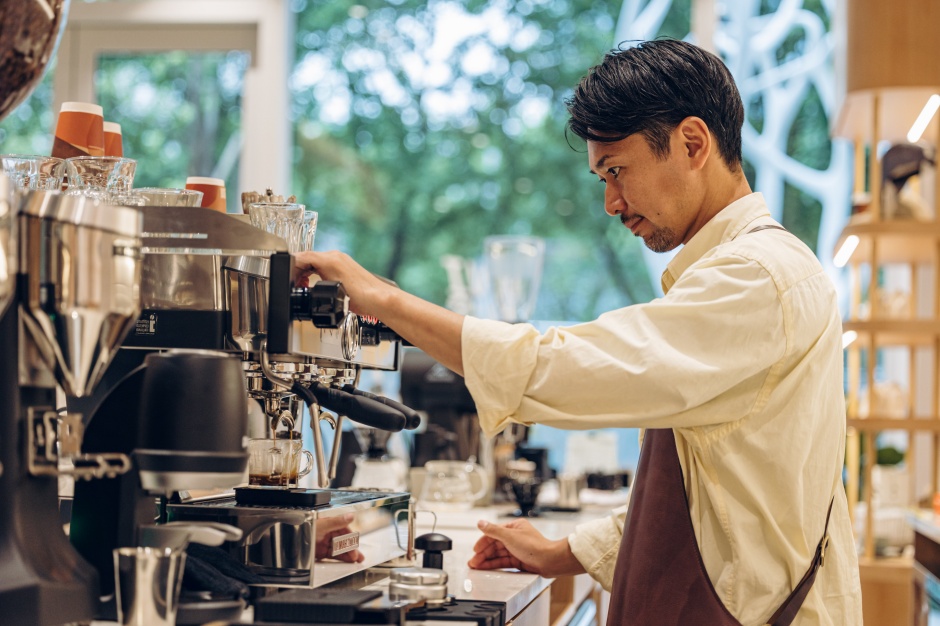 小檔ONIBUS COFFEE台北創辦人坂尾篤史2ONIBUS COFFEE 由專業咖啡師坂尾篤史創立於2012年,目前旗下擁有七家店ONIBUS COFFEE Taipei 小檔ONIBUS COFFEE台北創辦人坂尾篤史2ONIBUS COFFEE 由專業咖啡師坂尾篤史創立於2012年,目前旗下擁有七家店ONIBUS COFFEE Taipei