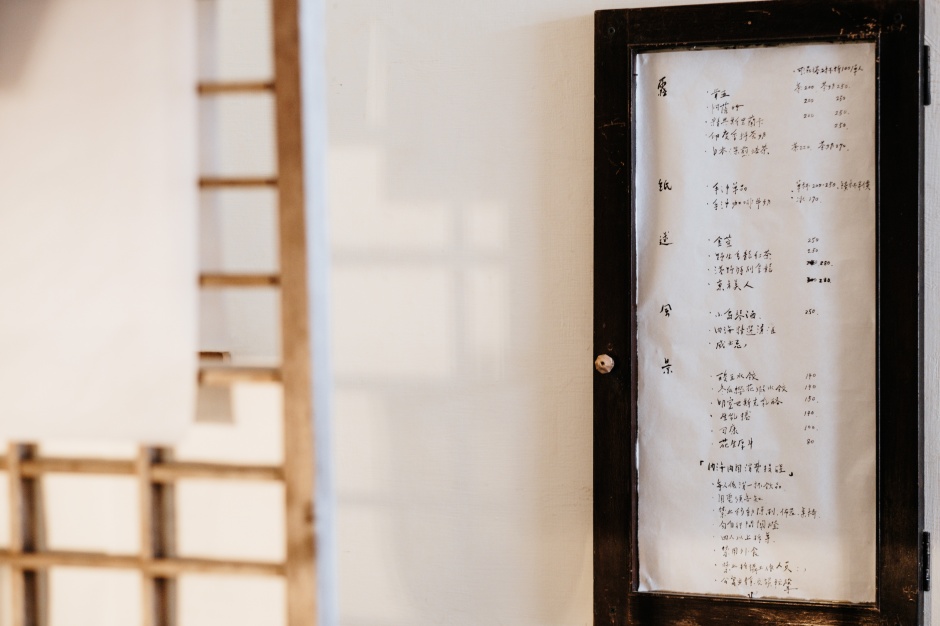 小檔嘉義內海選一本書，挑一杯飲品，進入自己的海