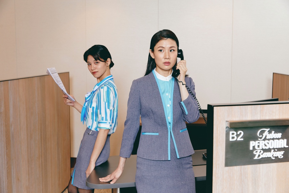 小檔周裕穎操刀台北富邦銀行制服周裕穎以大眾熟悉的富邦藍綠色結合水彩筆刷手法,採用數位印花工藝,替代傳統網版印花製造,並採用永續環保布料減少資源浪費及環境負擔,創造舒適,兼具永續和機能性的北富銀行員制服。(7) 小檔周裕穎操刀台北富邦銀行制服周裕穎以大眾熟悉的富邦藍綠色結合水彩筆刷手法,採用數位印花工藝,替代傳統網版印花製造,並採用永續環保布料減少資源浪費及環境負擔,創造舒適,兼具永續和機能性的北富銀行員制服。(7)