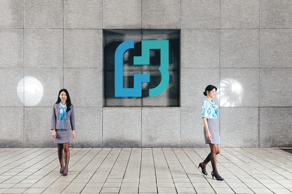 小檔周裕穎操刀台北富邦銀行制服跨界鬼才JUST IN XX周裕穎設計師受台北富邦銀行邀請,慶祝與日盛銀行順利合併,融合品牌識別與永續環保理念,打造全新北富銀行員制服,帶來更清新活潑的視覺感受。(4)跨界鬼才JUST IN XX周裕穎設計師受台北富邦銀行邀請,慶祝與日盛銀行順利合併,融合品牌識別與永續環保理念,打造全新北富銀行員制服,帶來更清新活潑的視覺感受。 小檔周裕穎操刀台北富邦銀行制服跨界鬼才JUST IN XX周裕穎設計師受台北富邦銀行邀請,慶祝與日盛銀行順利合併,融合品牌識別與永續環保理念,打造全新北富銀行員制服,帶來更清新活潑的視覺感受。(4)跨界鬼才JUST IN XX周裕穎設計師受台北富邦銀行邀請,慶祝與日盛銀行順利合併,融合品牌識別與永續環保理念,打造全新北富銀行員制服,帶來更清新活潑的視覺感受。