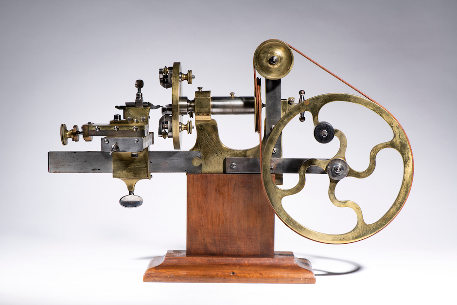 奇美博物館產業類典藏〈迷你車床〉，瑞士，年代不詳。 (1)奇美博物館提供