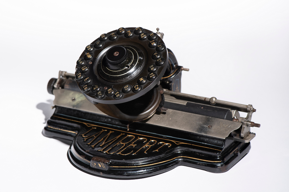 奇美博物館產業類典藏〈蘭伯特2號打字機〉，美國，1902年。奇美博物館提供