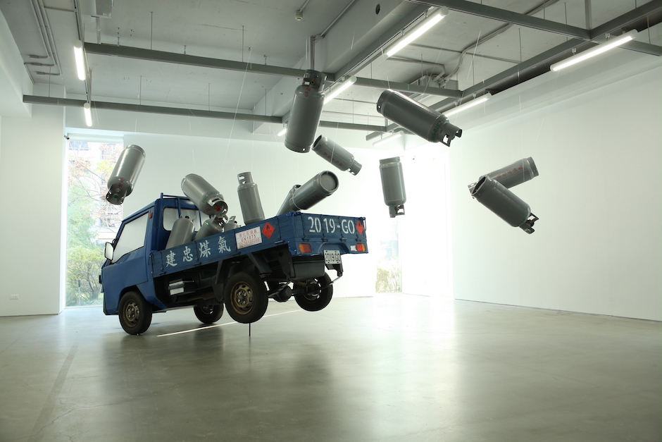 廖建忠讓沉重的瓦斯桶與小卡車如失去重力般飛躍起來，作品〈載瓦斯的小發財〉。廖建忠提供