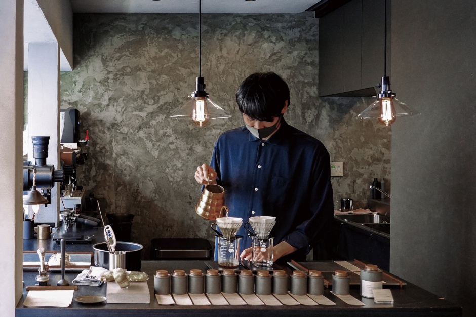 blend Kyoto小檔啡嚐日本＿155-1作者Chez Kuo抱著對咖啡的熱愛走訪全日本五大城市近兩百家咖啡館，搜羅當中170家特色咖啡館撰寫成書。本圖為KOFFEE MAMEYA -Kakeru-。（攝影：Chez Kuo、圖片提供：台灣東販）