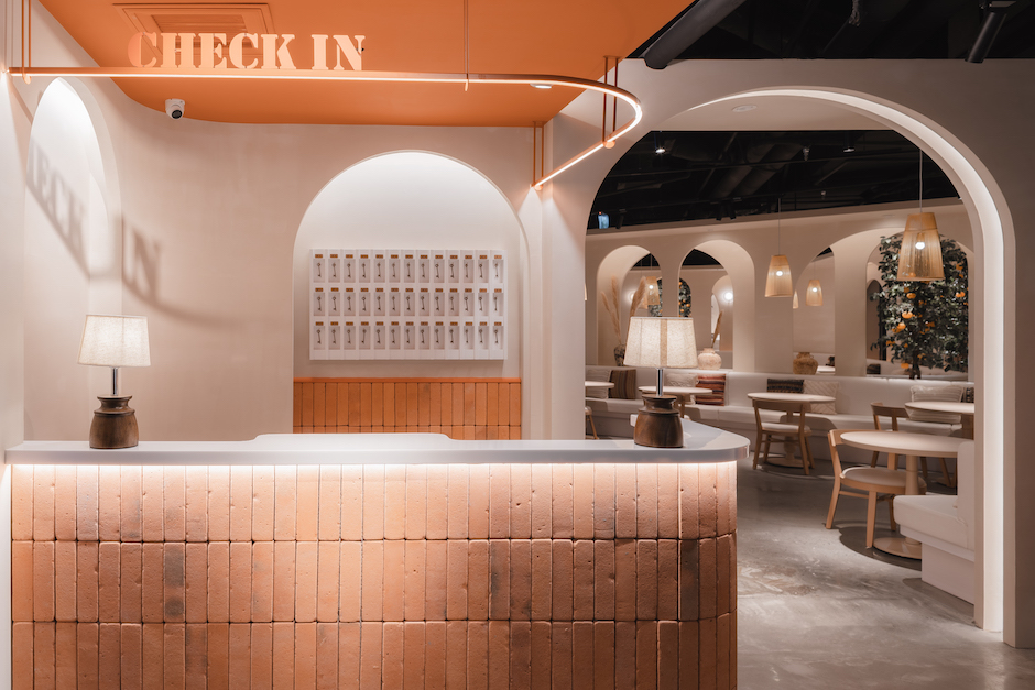 【貳樓淡水店新聞圖檔_1】打造飯店設計小巧思,櫃檯上的「Check-in」字樣及後方牆上的鑰匙裝飾櫃,都能感受到貳樓精心打造的專屬儀式感!(由晴天見設計拍攝)  【貳樓淡水店新聞圖檔_1】打造飯店設計小巧思,櫃檯上的「Check-in」字樣及後方牆上的鑰匙裝飾櫃,都能感受到貳樓精心打造的專屬儀式感!(由晴天見設計拍攝)