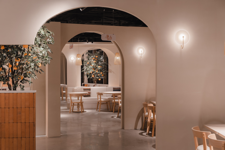 【貳樓淡水店新聞圖檔_5】採用北非常見的柔沙色牆面以及木質牆飾,呈現北非地中海獨特的天然古樸氣息,還原了該地區擁抱大地之母的設計語言!(由晴天見設計拍攝)  【貳樓淡水店新聞圖檔_5】採用北非常見的柔沙色牆面以及木質牆飾,呈現北非地中海獨特的天然古樸氣息,還原了該地區擁抱大地之母的設計語言!(由晴天見設計拍攝)