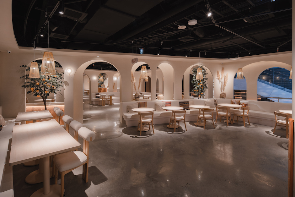 【貳樓淡水店新聞圖檔_9】店內融入符合地中海氣候的柑橘植栽及竹編物更是為前來用餐的旅客打造舒適放鬆的用餐環境,,彷彿一秒開啟地中海秘境之旅!(由晴天見設計拍攝)  【貳樓淡水店新聞圖檔_9】店內融入符合地中海氣候的柑橘植栽及竹編物更是為前來用餐的旅客打造舒適放鬆的用餐環境,,彷彿一秒開啟地中海秘境之旅!(由晴天見設計拍攝)