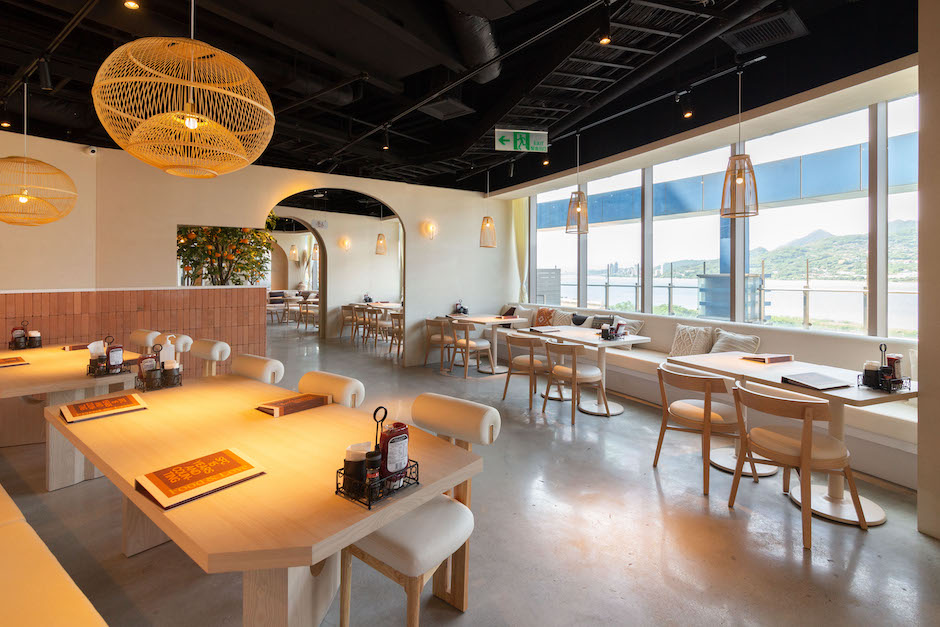 【貳樓淡水店新聞圖檔_4】有別於大眾對地中海藍白建築的一般印象,貳樓淡水店的裝潢設計融入地中海熱情陽光與北非自然氣息,與淡水的文化氛圍有異曲同工之妙! 【貳樓淡水店新聞圖檔_4】有別於大眾對地中海藍白建築的一般印象,貳樓淡水店的裝潢設計融入地中海熱情陽光與北非自然氣息,與淡水的文化氛圍有異曲同工之妙!