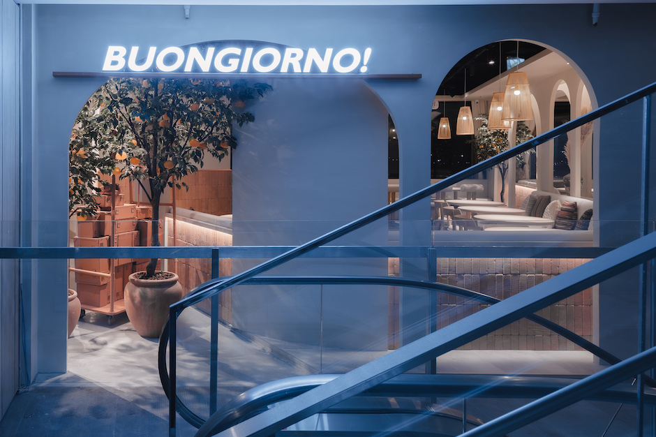 【貳樓淡水店新聞圖檔_10】抵達餐廳入口處,首先映入眼簾的便是門口「Buongiorno」的歡迎詞,以義大利文的日安,感受貳樓給前來用餐旅客最熱情的歡迎(由晴天見設計拍攝) 【貳樓淡水店新聞圖檔_10】抵達餐廳入口處,首先映入眼簾的便是門口「Buongiorno」的歡迎詞,以義大利文的日安,感受貳樓給前來用餐旅客最熱情的歡迎(由晴天見設計拍攝)