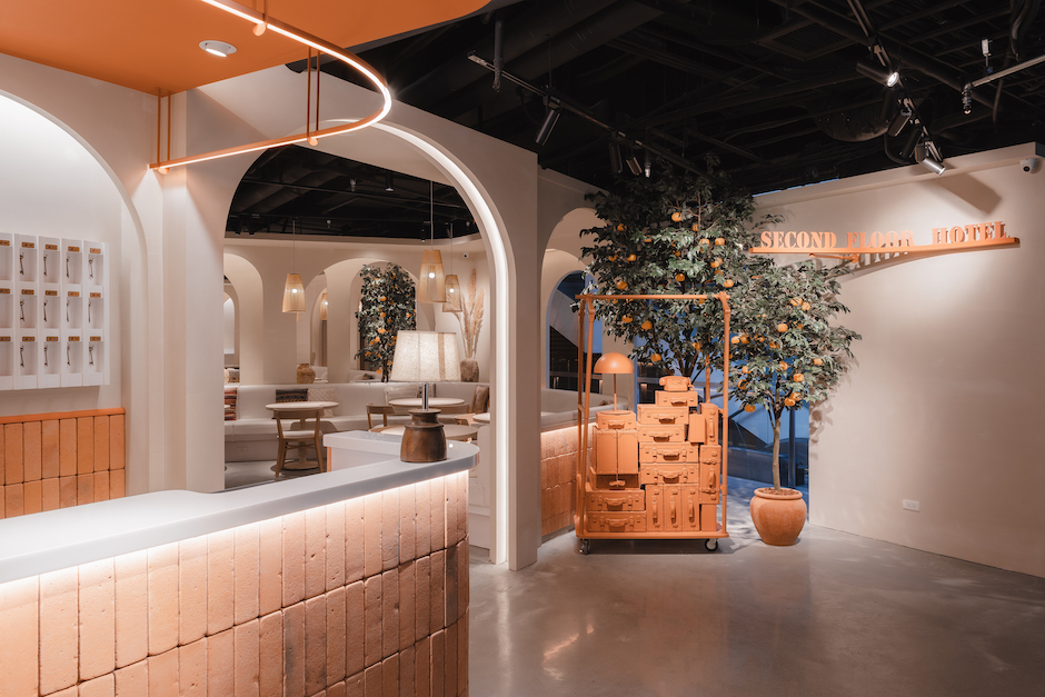 【貳樓淡水店新聞圖檔_2】店內設計以旅遊為靈感,堆疊的行李箱及推車佈景,宛如打開任意門來到異國飯店大廳辦理入住手續,每個角度都能輕鬆拍出神級美照!(由晴天見設計拍攝)  【貳樓淡水店新聞圖檔_2】店內設計以旅遊為靈感,堆疊的行李箱及推車佈景,宛如打開任意門來到異國飯店大廳辦理入住手續,每個角度都能輕鬆拍出神級美照!(由晴天見設計拍攝)