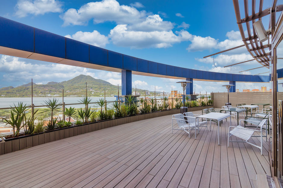 【貳樓淡水店新聞圖檔_3】坐落在六樓的「Second Floor Hotel貳樓大飯店」,餐廳戶外區能夠從高處遠眺淡水河的絕美景色,白日可以看見對岸八里及觀音山的明媚風光,晚霞時分則有夕陽餘暉與河景相伴! 【貳樓淡水店新聞圖檔_3】坐落在六樓的「Second Floor Hotel貳樓大飯店」,餐廳戶外區能夠從高處遠眺淡水河的絕美景色,白日可以看見對岸八里及觀音山的明媚風光,晚霞時分則有夕陽餘暉與河景相伴!