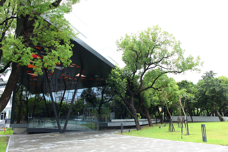 誠品「24X24燦爛相傳」計畫_誠品書店屏東縣立圖書館總館主題店將策畫夜間生態導覽、說故事、桌遊互動等體驗活動,圖書館1樓大廳也將首次24小時開放。(1) 誠品「24X24燦爛相傳」計畫_誠品書店屏東縣立圖書館總館主題店將策畫夜間生態導覽、說故事、桌遊互動等體驗活動,圖書館1樓大廳也將首次24小時開放。(1)