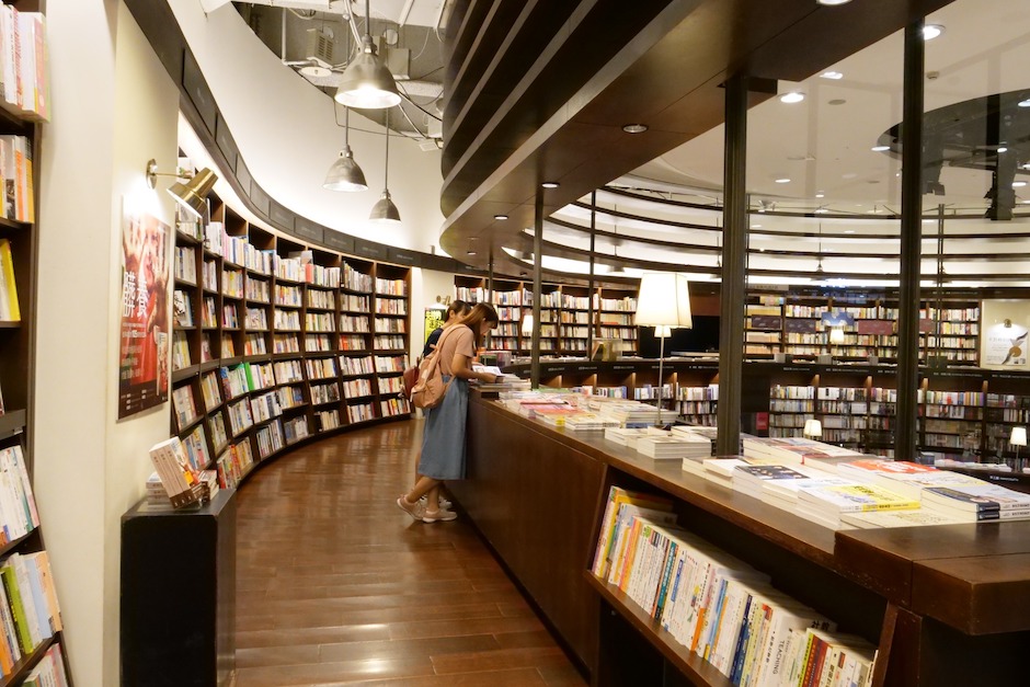 誠品「24Ｘ24燦爛相傳」計畫特色店點_中友店將化身24小時奇幻文學主題書店，邀您在獨特環形書區構築的「書店電影院」欣賞經典奇幻電影