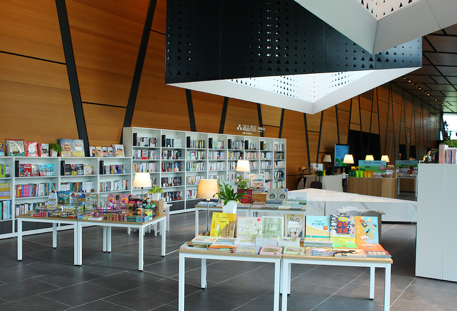 誠品「24X24燦爛相傳」計畫_誠品書店屏東縣立圖書館總館主題店將策畫夜間生態導覽、說故事、桌遊互動等體驗活動,圖書館1樓大廳也將首次24小時開放。(2) 誠品「24X24燦爛相傳」計畫_誠品書店屏東縣立圖書館總館主題店將策畫夜間生態導覽、說故事、桌遊互動等體驗活動,圖書館1樓大廳也將首次24小時開放。(2)