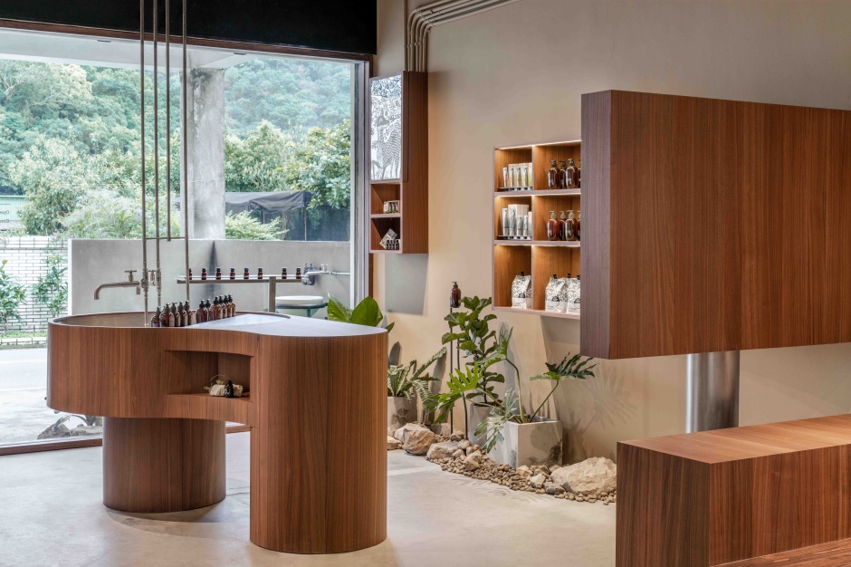 96dpi_圖說：店鋪內大面落地窗收錄朝陽社區的小鎮風光，中央的洗手台則像樹一般佇立其中，展現朝陽的純淨。