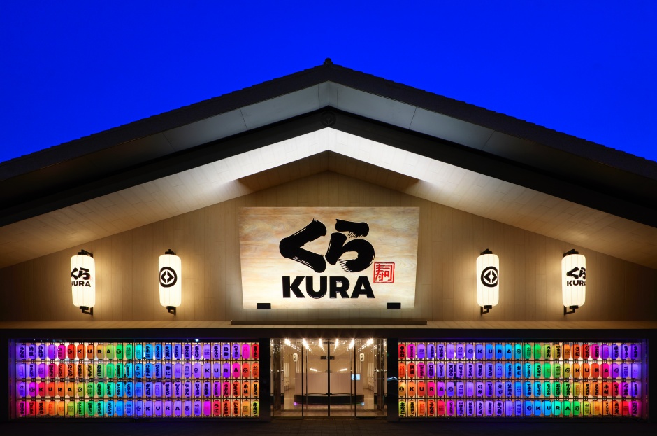 小檔藏壽司高雄旗艦店 【藏壽司時代大道店】外觀照_1為延續江戶時代的風格,以燈籠牆作為整體視覺亮點,並搭配五彩繽紛的燈光讓整體視覺效果更加炫目。 小檔藏壽司高雄旗艦店 【藏壽司時代大道店】外觀照_1為延續江戶時代的風格,以燈籠牆作為整體視覺亮點,並搭配五彩繽紛的燈光讓整體視覺效果更加炫目。