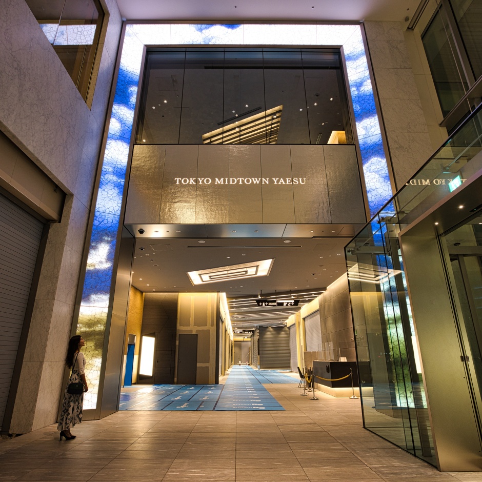 小檔04_東京中城八重洲商業設施入口及裝置藝術 © 2023 Mitsui Fudosan Co., Ltd.