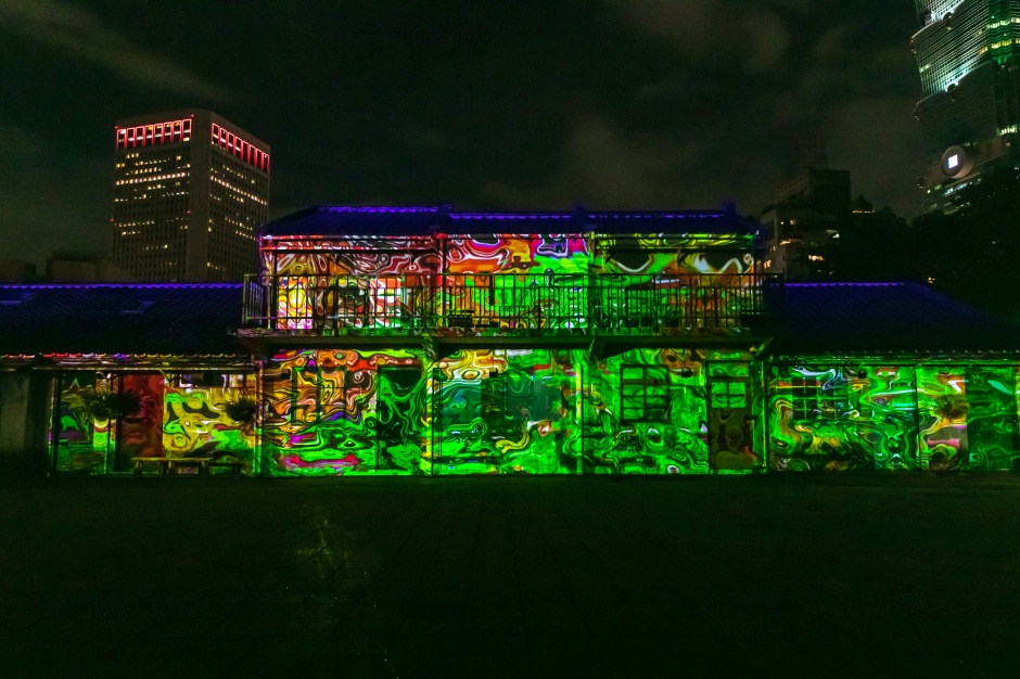 小檔2. 《空 - empty space》以深具歷史背景的四四南村建築為載體加入時空奇想，透過動態雜訊光影讓建築從固態轉化為具生命力的有機體，呈現異時空中四四南村的可能樣貌