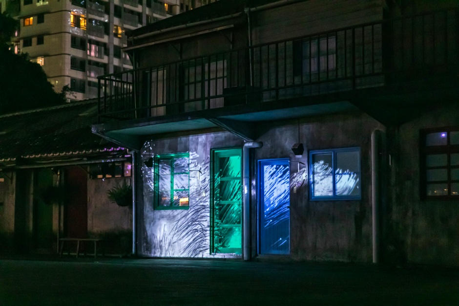 小檔5. 作品搭配充滿科技感的音樂設計引導觀者進入四個章節的不同氛圍，包含數位雜訊、工業噪音、鋼琴旋律與電子混音等元素，交織出充滿生命力的沈浸式觀賞體驗