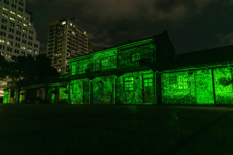 小檔7. 《空》開場章節「像素與訊號」將建築從靜態中喚醒，所有的牆面門窗化作如同雜訊的顆粒，透過虛擬符碼及數位雜訊流竄呈現無序且不規則的狀態，創造出故障和混亂的場景